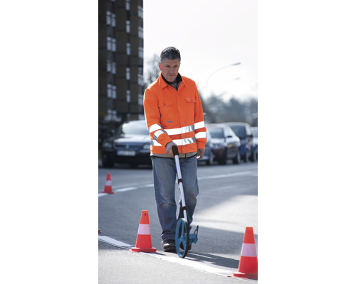 Mann mit Messrad auf der Straße