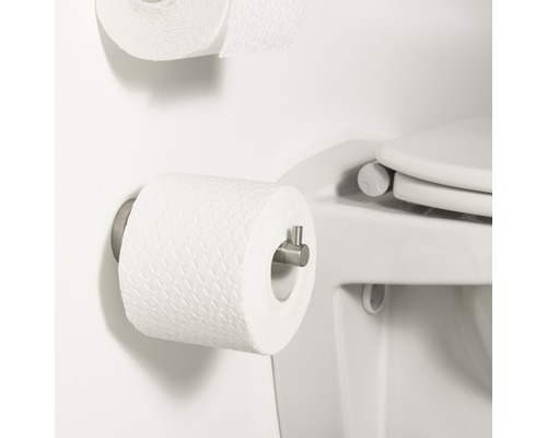 Toilettenpapier auf Halter neben einer Toilette