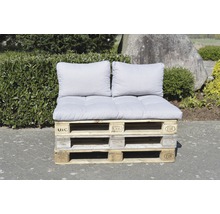 Salon de palettes avec coussin et oreillers dans le jardin