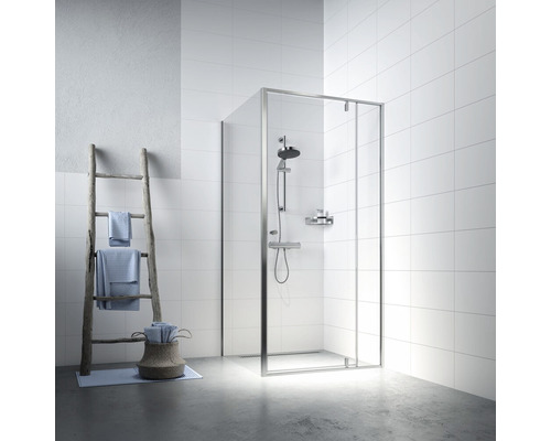 Badezimmer mit Duschkabine, Handtuchleiter und Wäschekorb