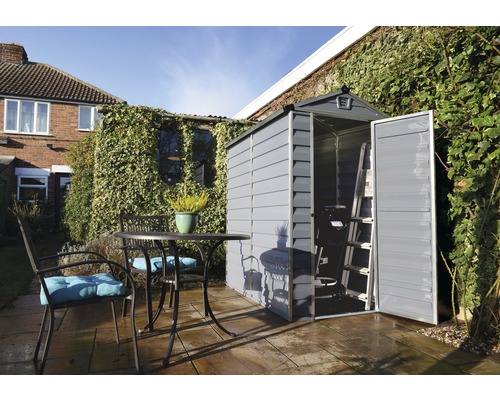 Gerätehaus Palram – Canopia Skylight 4x6 mit Fußboden 122,5 x 177,5 cm grau Gartenszene mit Gerätehaus, Gartentisch und Stühlen auf einer Terrasse