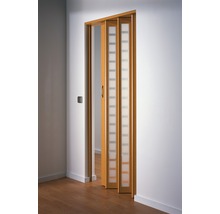 Porte pliante ouverte avec cadre dans une pièce