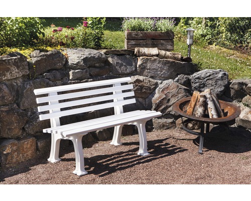 Banc de jardin blanc à côté d''un foyer extérieur