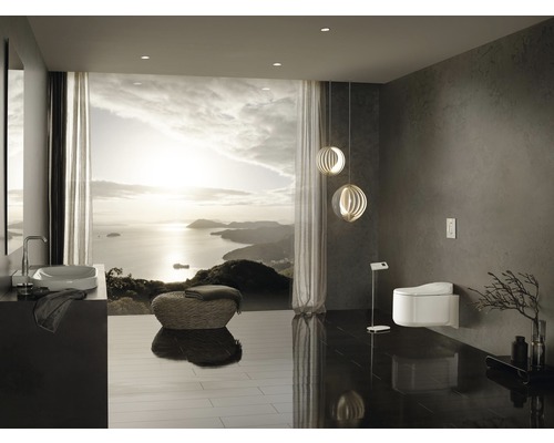 Salle de bains lumineuse avec lavabo, toilettes et vue sur la mer