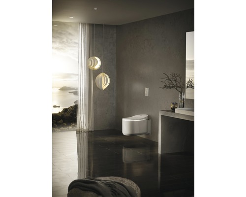 Salle de bains moderne avec WC douche suspendu, lavabo et vue sur la mer