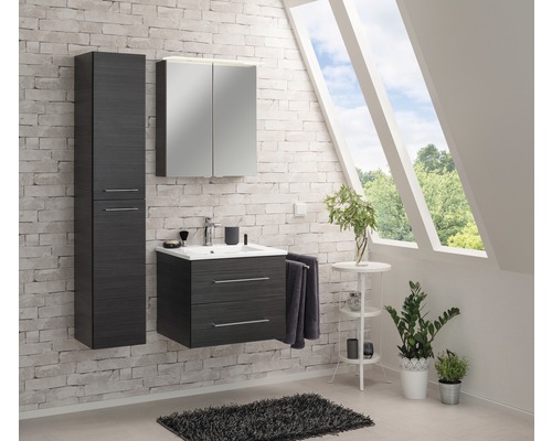 Salle de bains avec meuble sous-lavabo, armoire de toilette, armoire suspendue et serviette