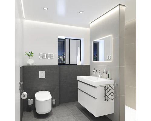 Salle de bain moderne avec toilettes, meuble sous-lavabo, miroir et horloge numérique
