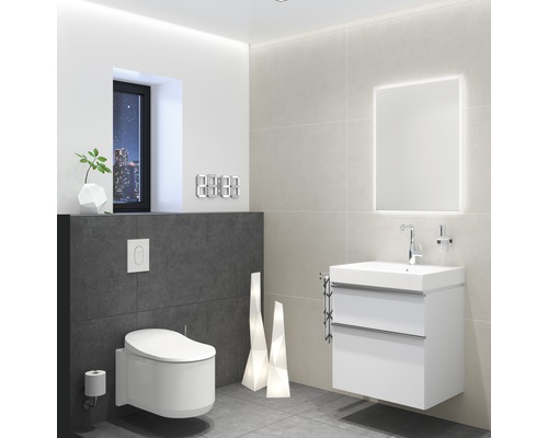 Salle de bains moderne avec WC, lavabo et miroir éclairé