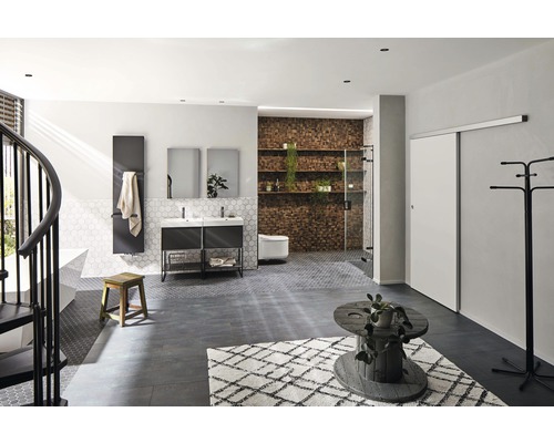 Salle de bains spacieuse avec lavabo, miroirs, radiateur, baignoire et douche