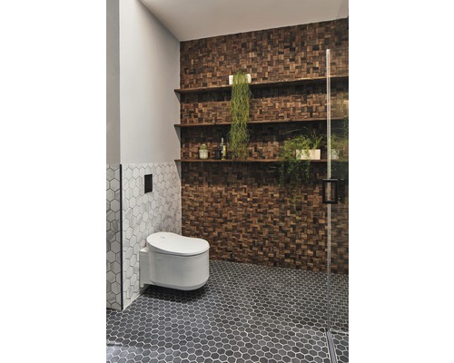 Salle de bain avec WC suspendu, lambris en bois et étagères