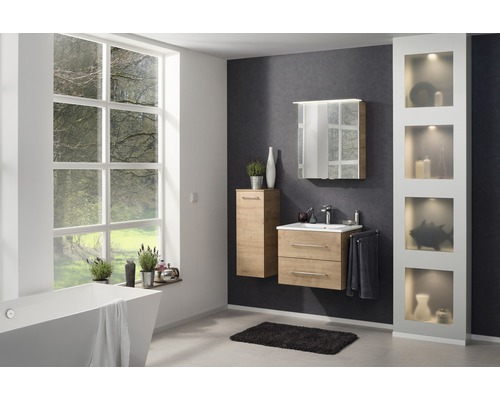 Salle de bains moderne avec meuble-lavabo, armoire de toilette, armoire haute et étagère