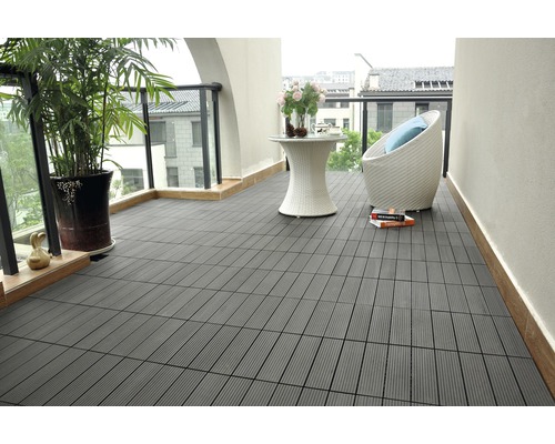 Terrasse avec carreaux de terrasse gris, table et chaise
