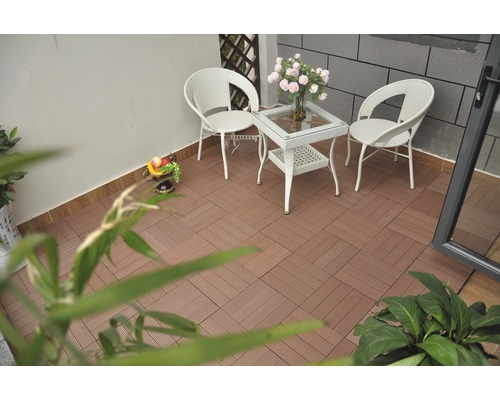 Terrasse avec carrelage, chaises en rotin et table