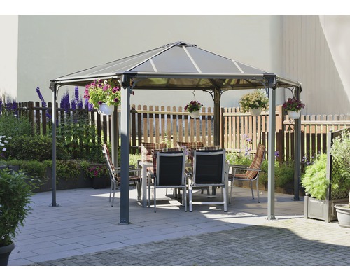 Pavillon de jardin avec table et chaises sur une terrasse