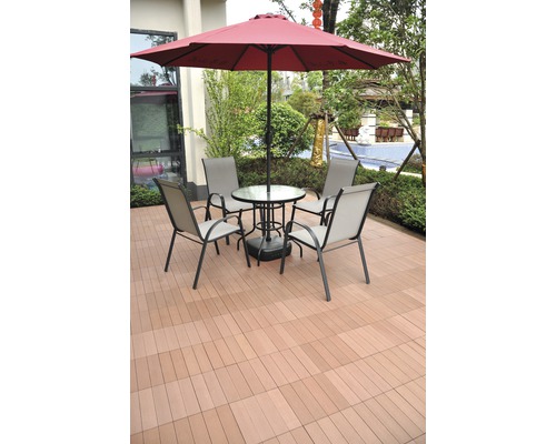 Terrasse avec parasol, table et chaises