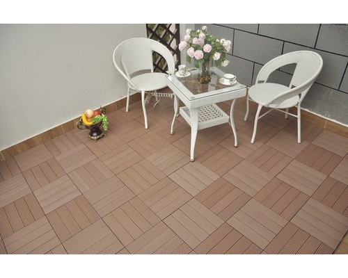 Terrasse avec dalles de sol imitation bois et coin salon