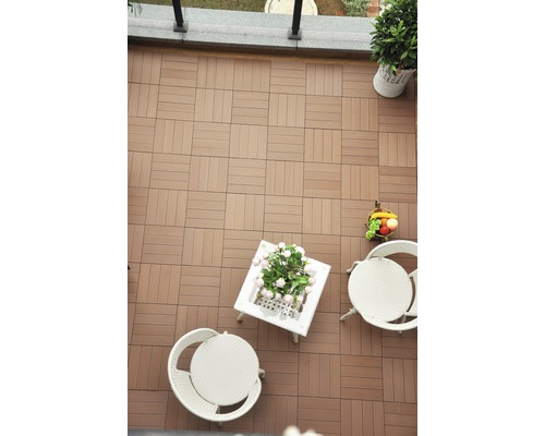 Terrasse avec dalles de terrasse, table et chaises.