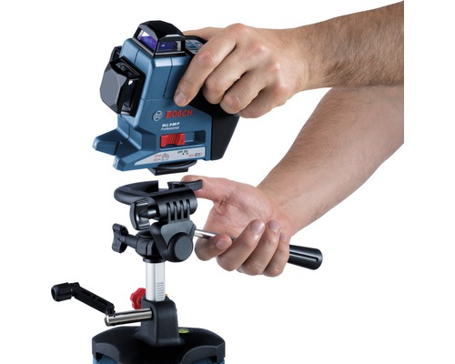 Bosch Logo. 3-Linien-Laser mit Stativ wird aufgebaut.