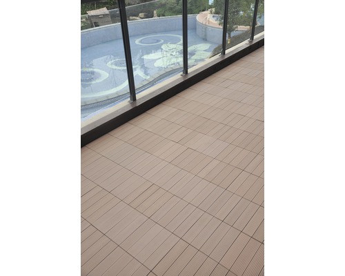 Pose de dalles de terrasse à l''extérieur avec vue sur la piscine