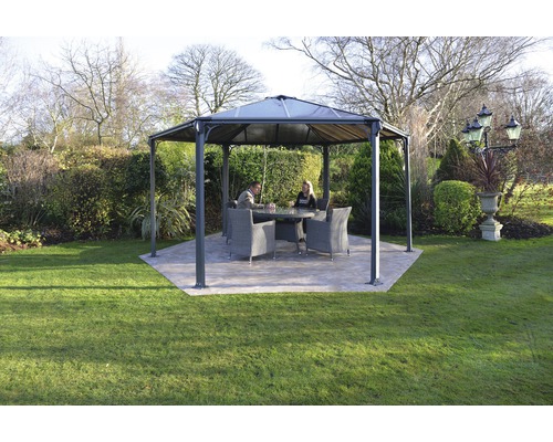 Pavillon de jardin avec table et chaises sur une pelouse