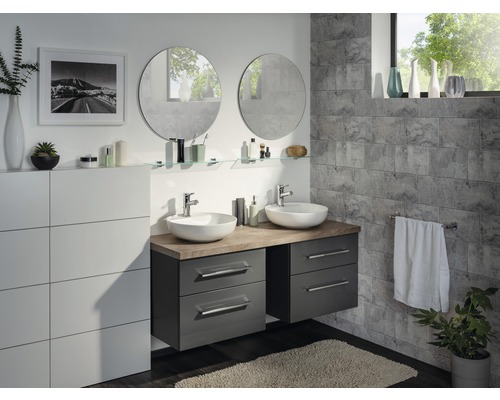 Badezimmer mit Doppelwaschbecken, Spiegeln und grauen Fliesen