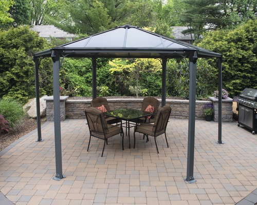 Pavillon Palram – Canopia Monaco 438 x 438 cm anthracite Pavillon de jardin avec table et chaises sur une terrasse