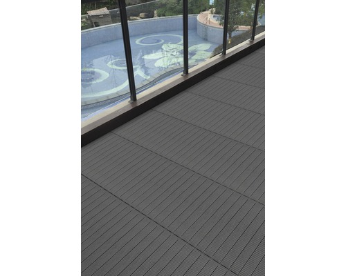 Balkon mit Terrassendielen und Blick auf einen Pool