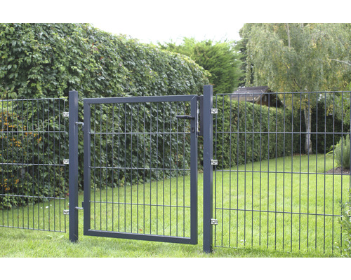 Portail de jardin en treillis métallique double dans le jardin