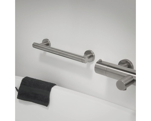 Badarmatur mit Haltegriff und Handtuch