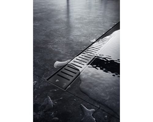 Bodenablauf mit Wasser auf dunklem Untergrund