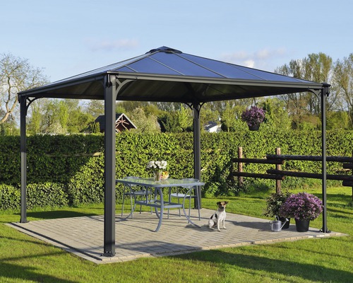 Pavillon Palram – Canopia Palermo 3600 360 x 360 cm anthracite Pavillon carré avec table et chaises sur une terrasse avec un chien