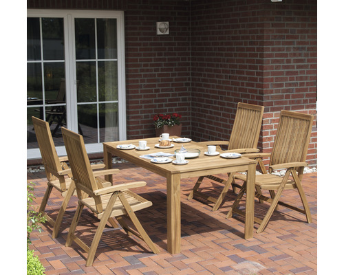 Gartensitzgruppe mit Tisch und vier Stühlen auf einer Terrasse
