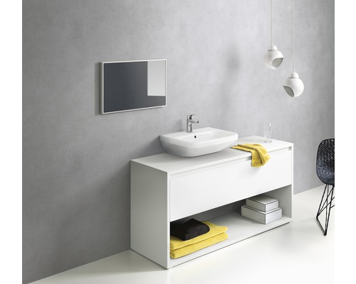 Modernes Badezimmer mit weißem Waschtischunterschrank, Aufsatzwaschbecken und rechteckigem Spiegel