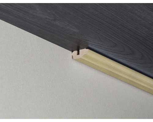 Plinthe en bois entre le mur et le sol