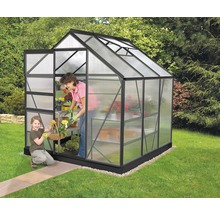 Gewächshaus mit Mutter und Tochter beim Gärtnern im Garten.