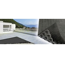 Terrasse avec revêtement de dalles et natte de drainage