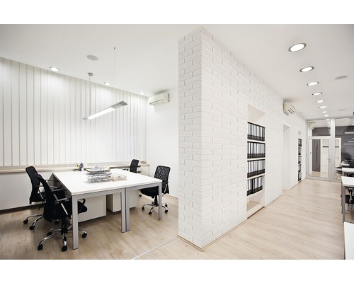 Bureau lumineux avec bureaux, chaises de bureau, éclairage et étagères