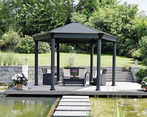 Pavillon Palram – Canopia Gazebo Roma 359 x 359 cm anthracite Scène de jardin avec pavillon, coin salon et bassin