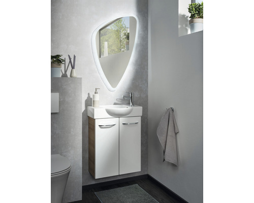 Badezimmer mit Waschbeckenunterschrank, Spiegel mit Beleuchtung und Handtuchhalter