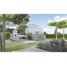 Gewächshaus im Garten mit Pflanzenregalen