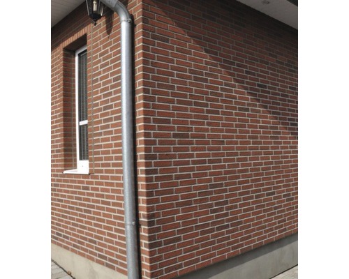 Aussenansicht eines Hauses mit Backsteinfassade und Regenrinne