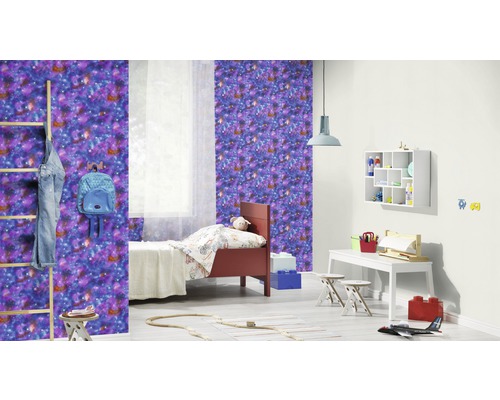 Chambre d''enfant avec papier peint galaxie, lit, bureau et jouets