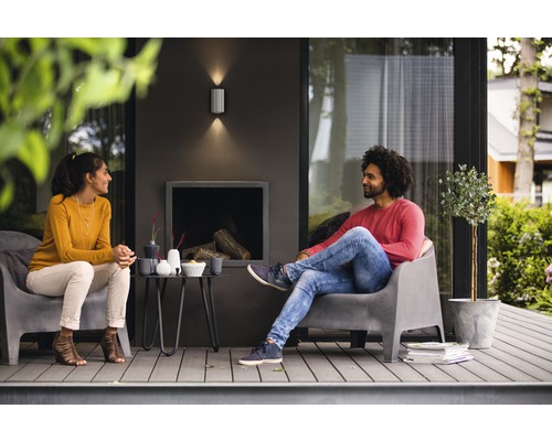 Terrasse avec sièges, table et éclairage extérieur