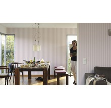 Esszimmer mit Esstisch, Stühlen, Bänken und gestreifter Tapete