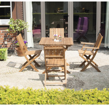 Gartensitzgruppe aus Holz mit Klapptisch und Klappstühlen auf einer Terrasse