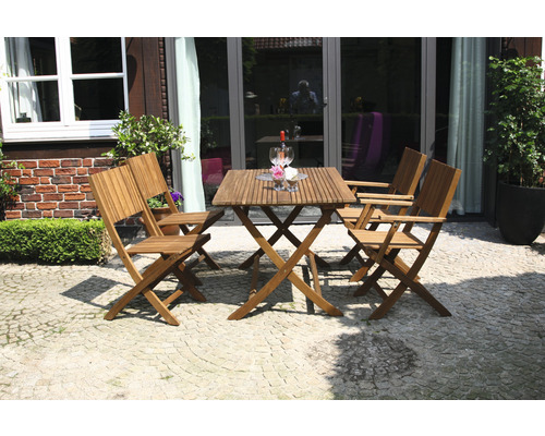 Gartenset mit Klapptisch und vier Klappstühlen aus Holz auf einer Terrasse
