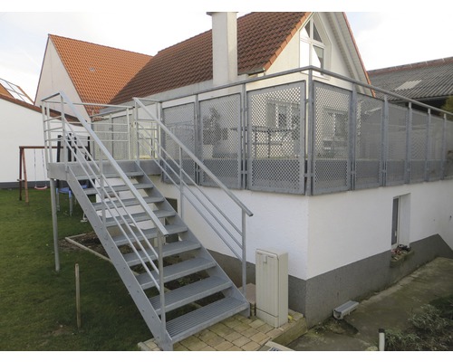 Escalier extérieur avec rampe sur une maison d''habitation