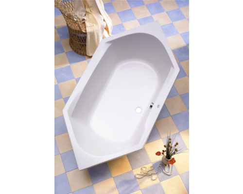 Baignoire d''angle dans salle de bain avec carrelage