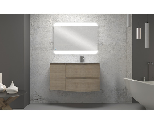 Salle de bains avec meuble sous-lavabo, lavabo, miroir avec éclairage et baignoire.