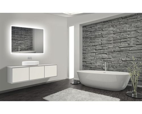 Salle de bain moderne avec baignoire, lavabo et miroir lumineux